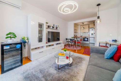 Apartment Saga With Terrace And Parking - Happy Rentals - Zagreb