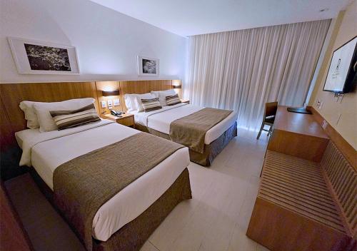 1 queen bed, 1 twin bed