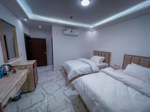Twin Room image 7