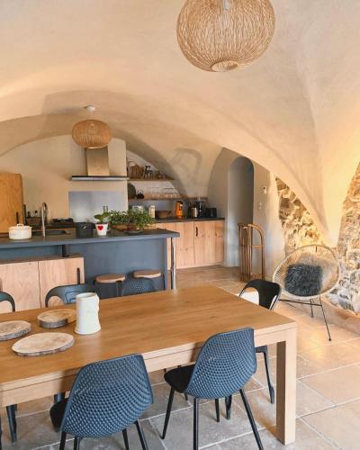 Chaleureuse Maison Familiale, Vue Montagne, Proche Lac et Randonnées, Grand Jardin, Calme (Maison La Chanette, Vue Montagne, Proche stations ski, Lacs et Randonnees, Grand Jardin, Brasero, Ca) in Saint-Julien-en-Champsaur