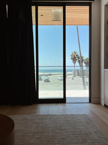 Luxurious 4-Bedroom Beach House in Los Angeles, USA