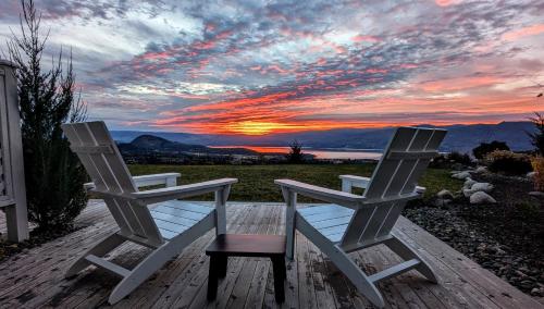 Autumn Lane B&B, Farmhouse Elegance & Stunning Lakeviews - Accommodation - West Kelowna