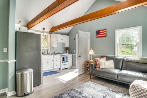 Waterfront Cape Cod Cottage on Peters Pond in Mashpee, USA