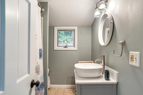 Waterfront Cape Cod Cottage on Peters Pond Waterfront Cape Cod Cottage on Peters Pond