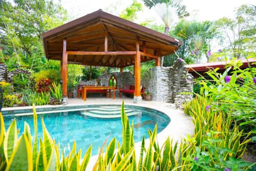 Garden, Toucan Villa -riverfront With Pool & Near A Beach in Uvita