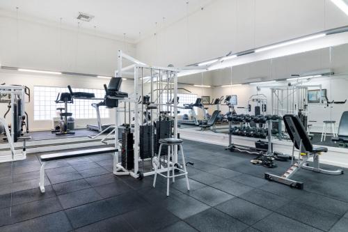 SURFERS PARADISE ABSOLUTE BEACHFRONT WITH VIEWS, HIGH LEVEL 1br Apt - IDEAL FOR COUPLES or 2 PPL TRAVELLING TOGETHER SURFERS PARADISE ABSOLUTE BEACHFRONT WITH VIEWS, HIGH LEVEL 1br Apt - IDEAL FOR COUPLES or 2 PPL TRAVELLING TOGETHER