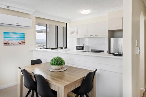SURFERS PARADISE ABSOLUTE BEACHFRONT WITH VIEWS, HIGH LEVEL 1br Apt - IDEAL FOR COUPLES or 2 PPL TRAVELLING TOGETHER SURFERS PARADISE ABSOLUTE BEACHFRONT WITH VIEWS, HIGH LEVEL 1br Apt - IDEAL FOR COUPLES or 2 PPL TRAVELLING TOGETHER