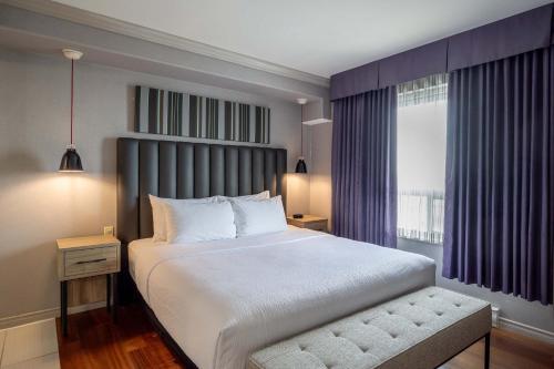 1 king bed, 1 sofa bed