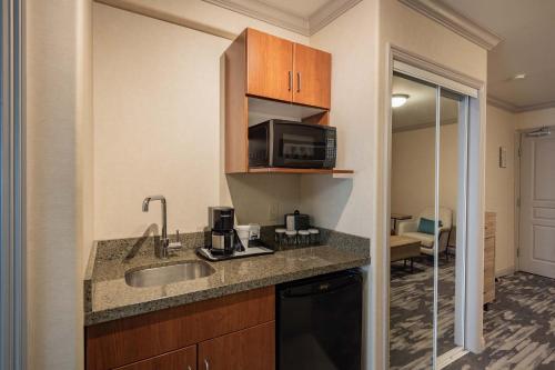 keuken, Sandman Hotel & Suites Winnipeg Airport in Winnipeg (MB)