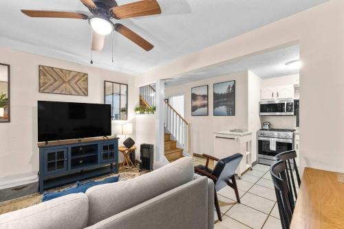 Modern Mountain Cottage w Hot Tub, Fire Pit, WiFi in Inwood, USA