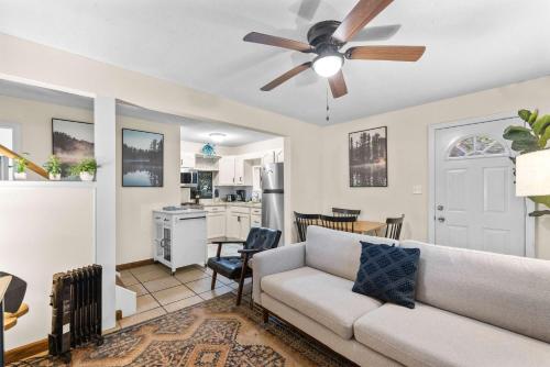 Modern Mountain Cottage w Hot Tub, Fire Pit, WiFi detail