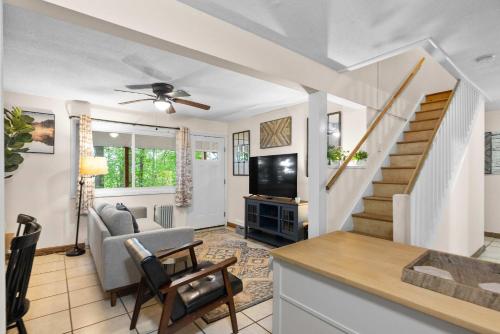 Modern Mountain Cottage w Hot Tub, Fire Pit, WiFi detail