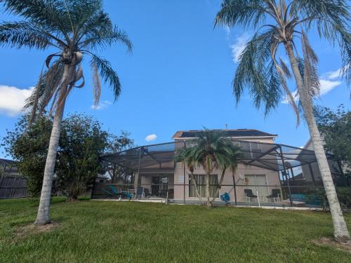 Large lakeside 5 bed villa with private pool in Kissimmee, USA
