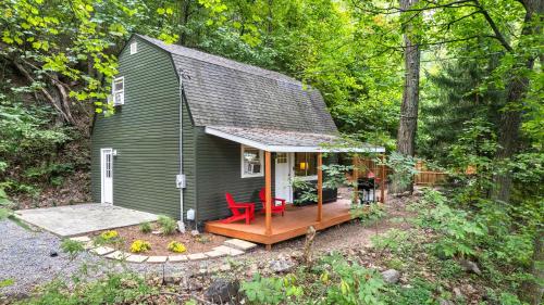 Modern Mountain Cottage w Hot Tub, Fire Pit, WiFi in Inwood, USA