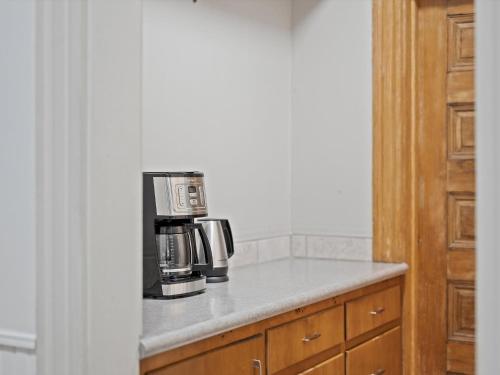Oakland, Pittsburgh !D Modern and Stylish Private Bedroom with Shared Bathroom in Pittsburgh, USA