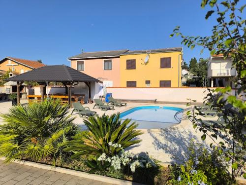 Apartments with a swimming pool Sabunike Zadar - 11837 Privlaka