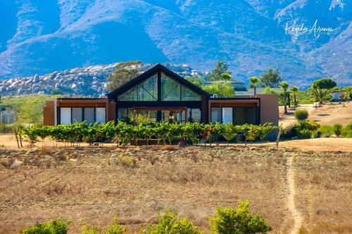 Book the Six-Bedroom House Six-Bedroom House