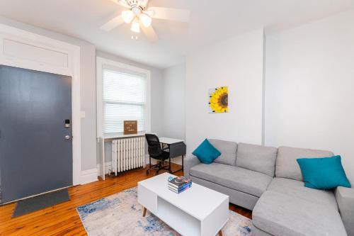 TWO town homes! 6 Bedrooms, 2 King beds, Walk to Eats in Pittsburgh, USA
