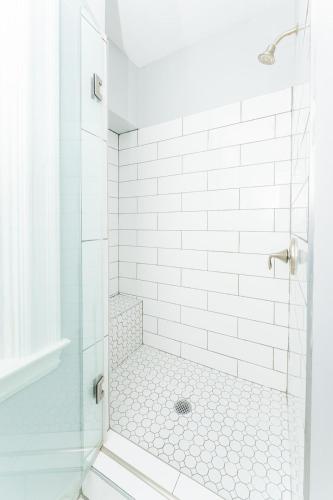 TWO town homes! 6 Bedrooms, 2 King beds, Walk to Eats in Pittsburgh, USA