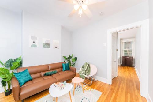 TWO town homes! 6 Bedrooms, 2 King beds, Walk to Eats in Pittsburgh, USA