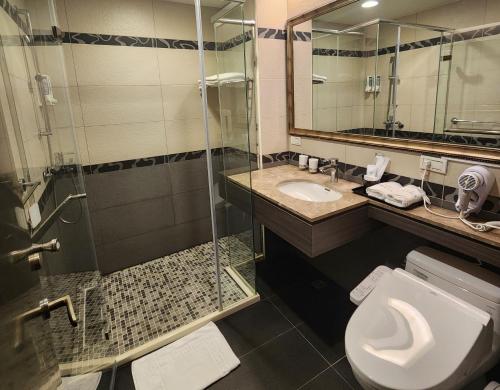Twin Room image 6