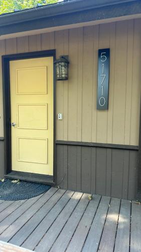 Exterior view, McKenzie River Mountain Resort in Vida (OR)