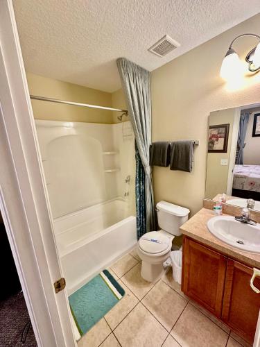 Grand Luxury 3BR Townhouse Near Disney Parks - image 3