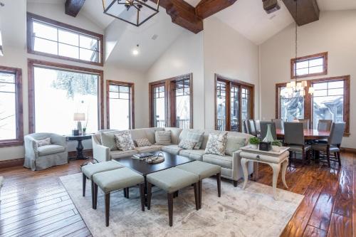 Grand Lodge - Five Bedroom #402 - Ski-in ski-out condo image