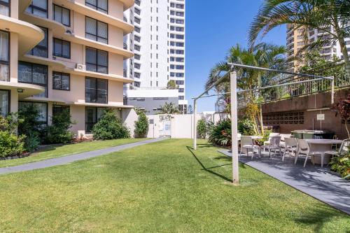 SURFERS PARADISE ABSOLUTE BEACHFRONT WITH VIEWS, HIGH LEVEL 1br Apt - IDEAL FOR COUPLES or 2 PPL TRAVELLING TOGETHER SURFERS PARADISE ABSOLUTE BEACHFRONT WITH VIEWS, HIGH LEVEL 1br Apt - IDEAL FOR COUPLES or 2 PPL TRAVELLING TOGETHER