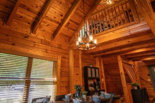 5BR Log Cabin, Game Room, Hot Tub, Swimming pool in Gatlinburg, USA