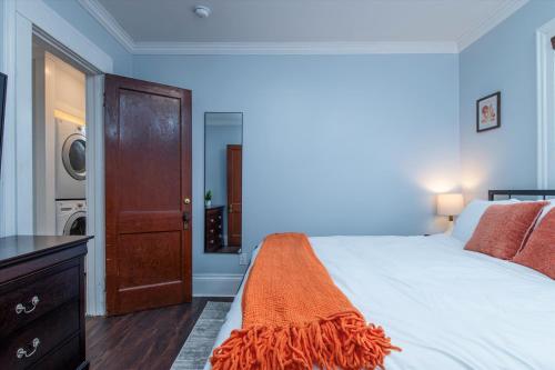 Fully-stocked Kitchen, AC, WiFi, WD, Near Baseball and Downtown in Oneonta, USA