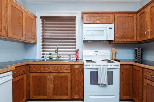 Fully-stocked Kitchen, AC, WiFi, WD, Near Baseball and Downtown in Oneonta, USA
