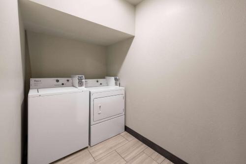 Super 8 by Wyndham Big Timber - image 11