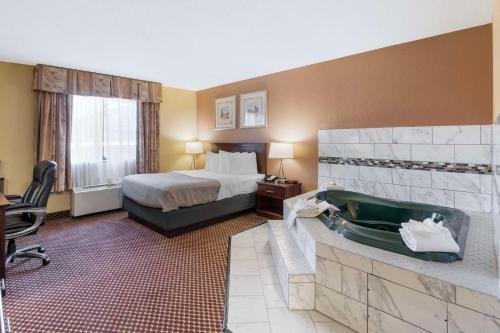 Quality Inn & Suites Bloomington University Area - image 2