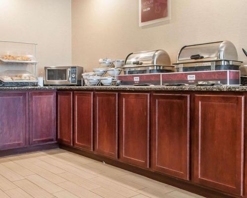 Comfort Suites Farmington - image 11