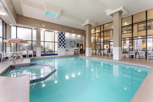 Peldbaseins, Comfort Inn & Suites Johnstown - Richland Town Center in Richland (PA)