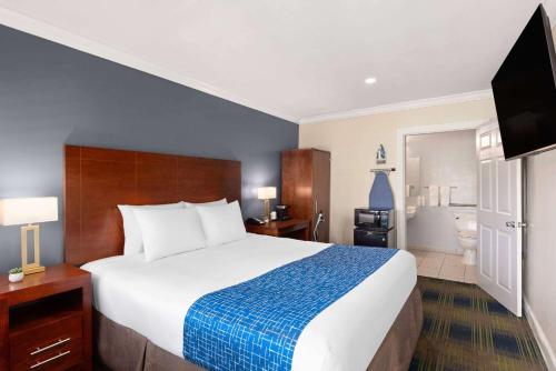 King Room - Disability Access/Non-Smoking room in Travelodge by Wyndham by Fisherman's Wharf