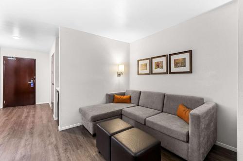 Comfort Suites - image 11