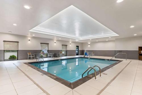 Comfort Suites - image 7