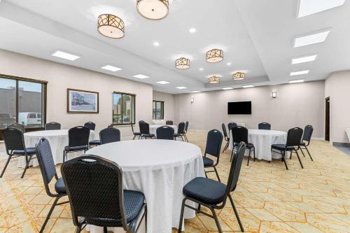 Comfort Suites - image 6
