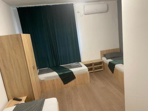 3 twin beds