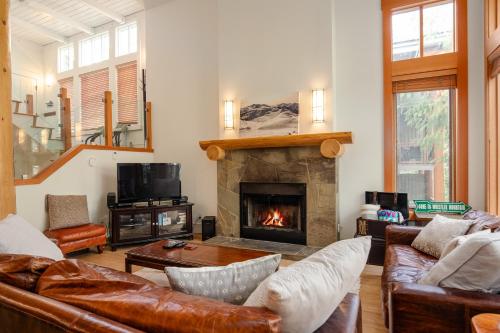 Spectacular Ski home with private hot tub in Whistler, Canada