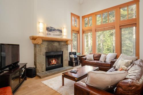 Spectacular Ski home with private hot tub in Whistler, Canada