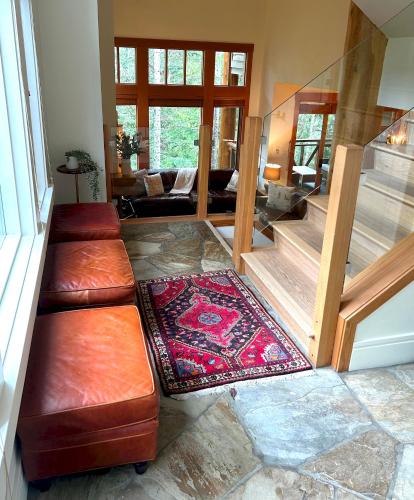 Spectacular Ski home with private hot tub in Whistler, Canada
