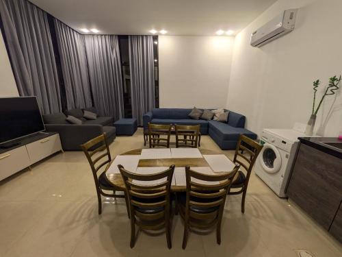 Shared lounge/TV area, Aeropuerta Mini Villa - Private self check-in Layover near Airport in Al Qastal
