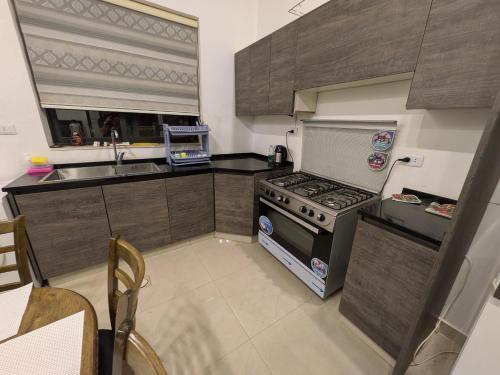 Kitchen, Aeropuerta Mini Villa - Private self check-in Layover near Airport in Al Qastal