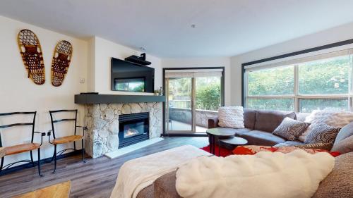 ASPENS 132 Prime Ski-InOut Location 2BDR Luxury Condo Pool Hot Tub in Whistler, Canada