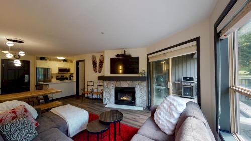 ASPENS 132 Prime Ski-InOut Location 2BDR Luxury Condo Pool Hot Tub in Whistler, Canada
