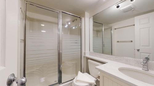 ASPENS 132 Prime Ski-InOut Location 2BDR Luxury Condo Pool Hot Tub in Whistler, Canada