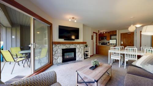 ASPENS 419 Prime Ski-InOut Location 2BDR Luxury Condo Pool Hot Tub in Whistler, Canada